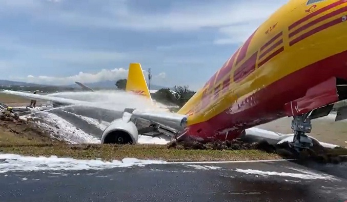 Un avión de carga sufre un accidente en el aeropuerto de Costa Rica (Video)