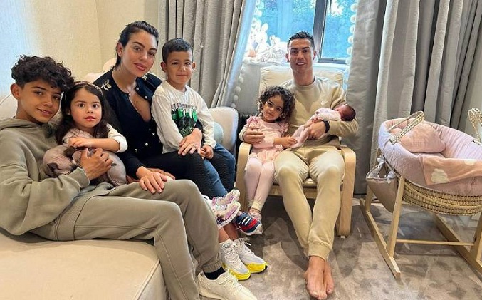 Cristiano Ronaldo presenta a su hija recién nacida