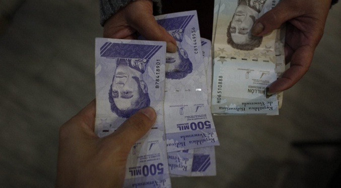 El bolívar se devalúa un 4,67 % frente al dólar en septiembre