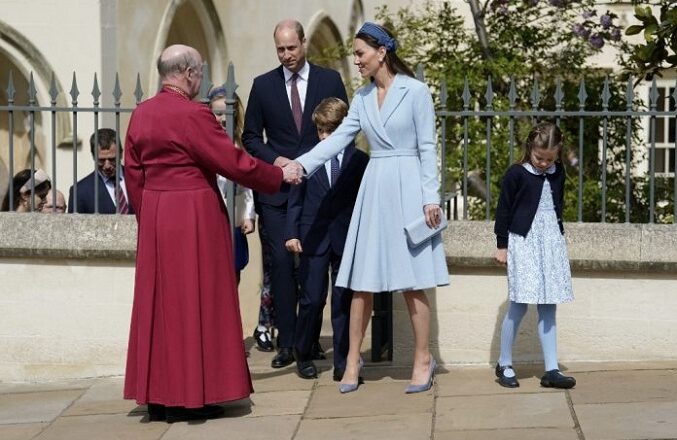 Duques de Cambridge asisten al servicio religioso por Pascua en ausencia de Isabel II