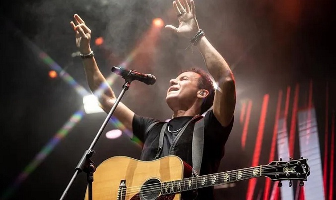 Fonseca conmemora sus 20 años de carrera como un «Viajante» de la música