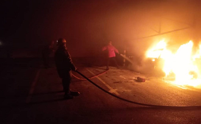 Bomberos de Maracaibo informan que fueron tres los vehículos agraviados por incendio en edificio