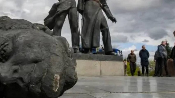 Kiev destruye la estatua que simbolizaba la unidad y amistad con Rusia