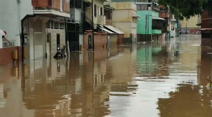 Lluvias causan inundaciones en algunas zonas de Caracas (Videos)