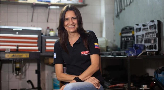 Una venezolana abre su propio taller mecánico en Argentina