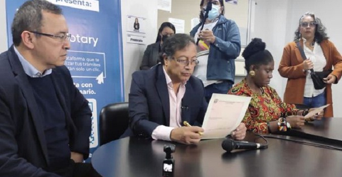 Petro firma ante un notario que no expropiará si gobierna Colombia