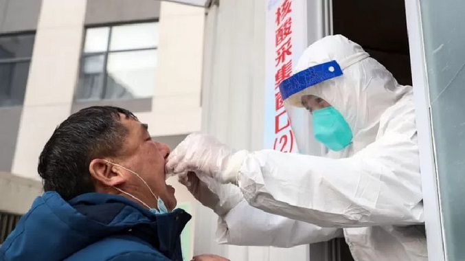 Shanghái suma 11 nuevas muertes y redobla restricciones contra el COVID-19