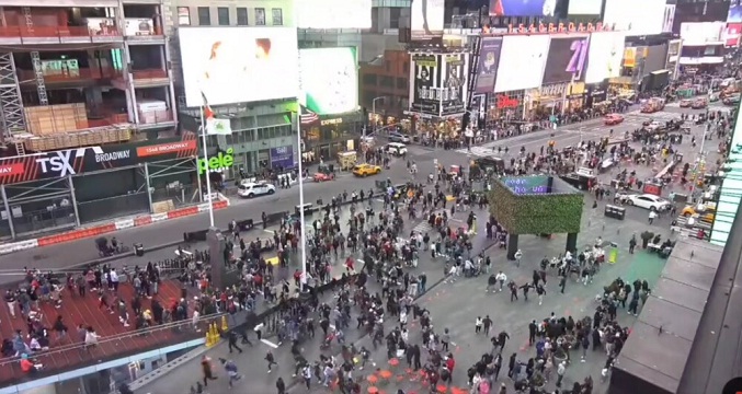 Una fuerte explosión en una alcantarilla de Times Square provocó pánico, pero no hubo heridos