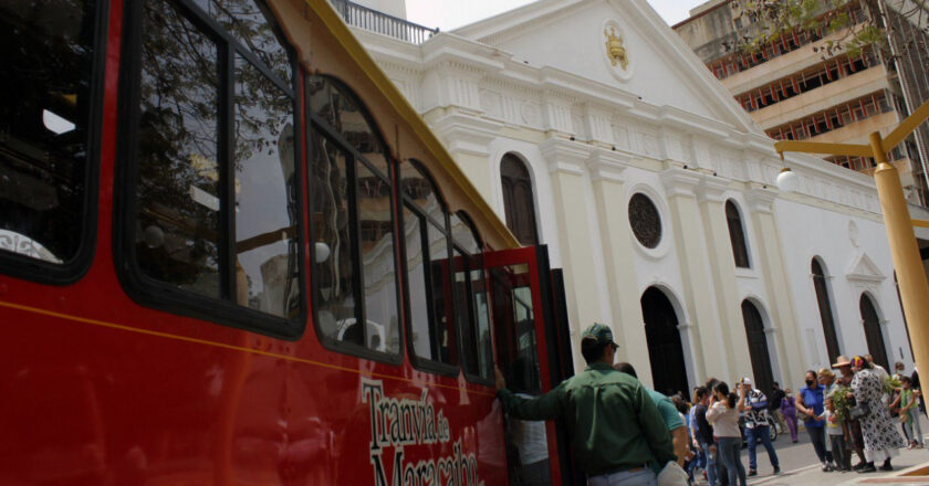 Tranvía de Maracaibo hace un recorrido por los siete templos este Viernes Santo (Fotos)