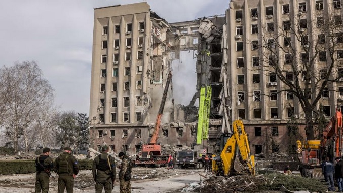 Ascienden a 28 los muertos en ataque ruso a edificio en Mikolaiv