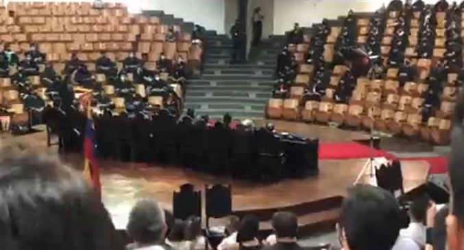 Autoridades de la USB se retiran de acto de grado por discurso crítico de graduada