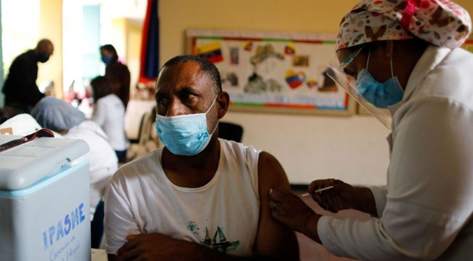 SVI: «Queda por vacunar a un 50 % de la población de Venezuela»
