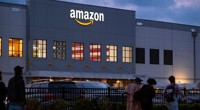 Amazon despide a trabajadores involucrados en la formación de un sindicato