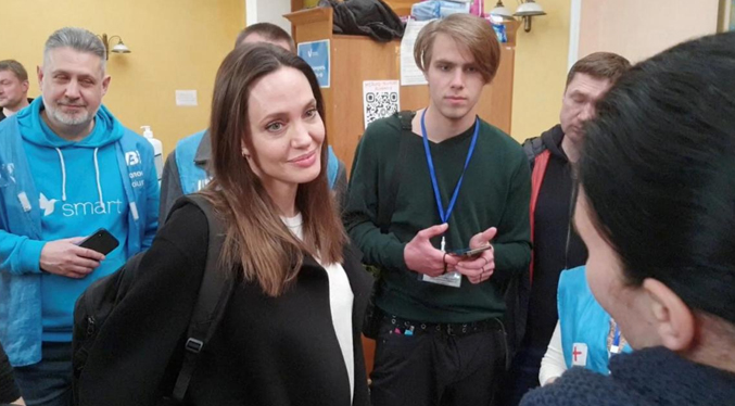 Alarmas antiaéreas en Ucrania interrumpen la visita de Angelina Jolie (Video)