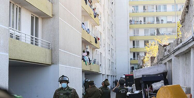 Desalojan a migrantes venezolanos y de otras nacionalidades que invadieron un edificio en Chile
