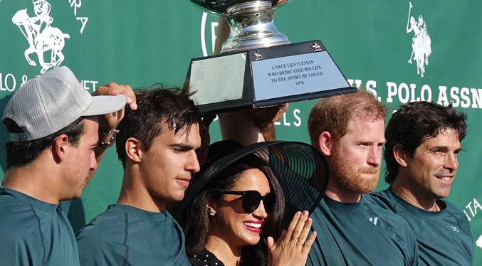 Así fue el beso de Meghan al príncipe Harry durante el torneo de polo