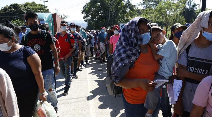 Nueva caravana con migrantes venezolanos parte desde la frontera entre México y Guatemala