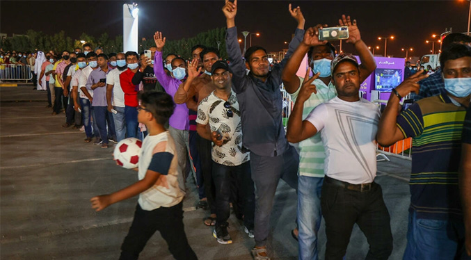 En Catar, los migrantes hacen colas para ver el trofeo del Mundial de fútbol