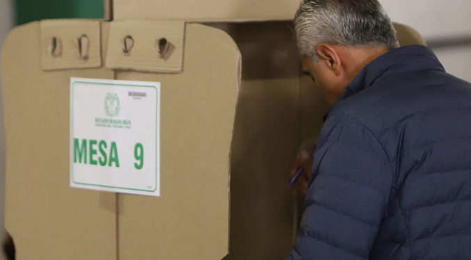 Un total de nueve mil 717 electores colombianos acuden a las urnas en el exterior
