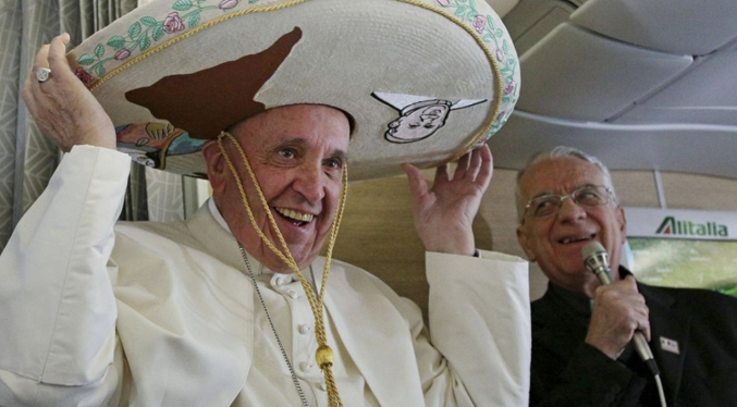 El Papa pide un “poco de tequila” para el dolor de rodilla (Video)