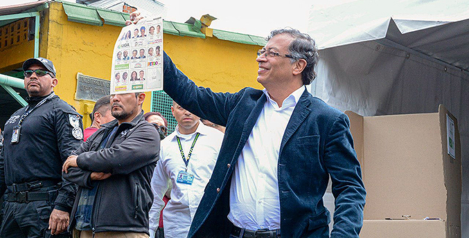 Petro vota en Bogotá y llama a la tranquilidad