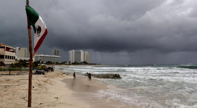 Alertan de peligro máximo en 75 municipios por paso del huracán en México