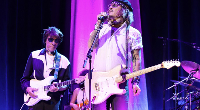 Johnny Depp  acompaña en el escenario a Jeff Beck en un concierto en Inglaterra
