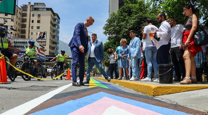 Inauguran ciclovía con colores LGBTIQ+ en Chacao