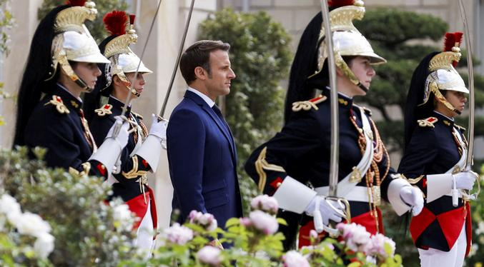 Macron promete una Francia «más fuerte» al asumir nuevo mandato