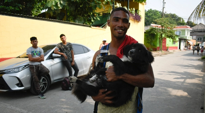 Venezolano recorre ocho países con su perro para llegar a EEUU