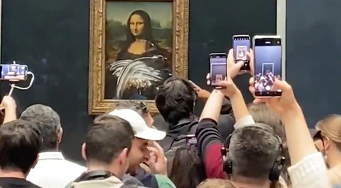 Visitante del Museo de Louvre lanza torta al cuadro de La Mona Lisa