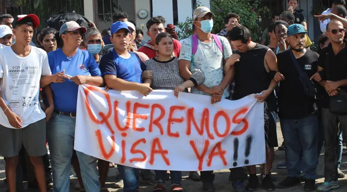 Migrantes centroamericanos protestan en México por engaño de las autoridades migratorias