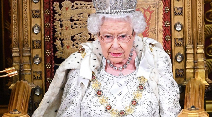 La reina Isabel II reaparece para celebrar sus 70 años en el trono de Inglaterra