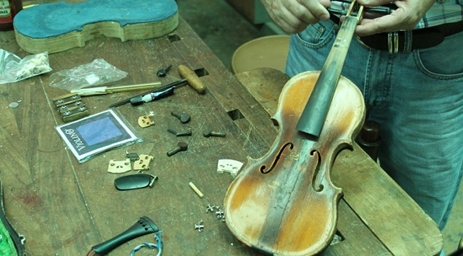 Reparar instrumentos musicales un oficio que crece en la Venezuela de las orquestas