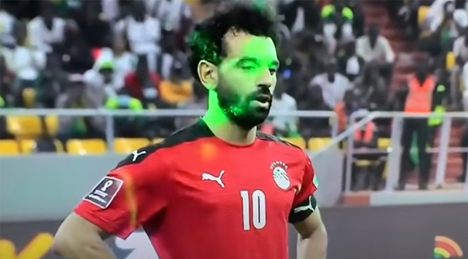 FIFA sanciona y multa a Senegal por «lluvia» de láseres contra Salah y Egipto (Video)