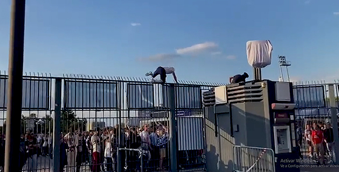 Hooligans saltan perímetro del Stade de France y retrasan la final del a Champions (+Video)