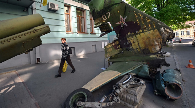 Una exhibición de trofeos de guerra en Kiev provoca reacciones encontradas