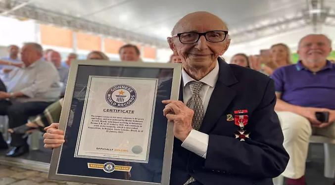Brasileño de 100 años rompe el récord de “empleado más antiguo” del mundo