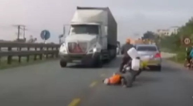 Madre salva milagrosamente a su hija segundos antes de ser atropellada por un camión