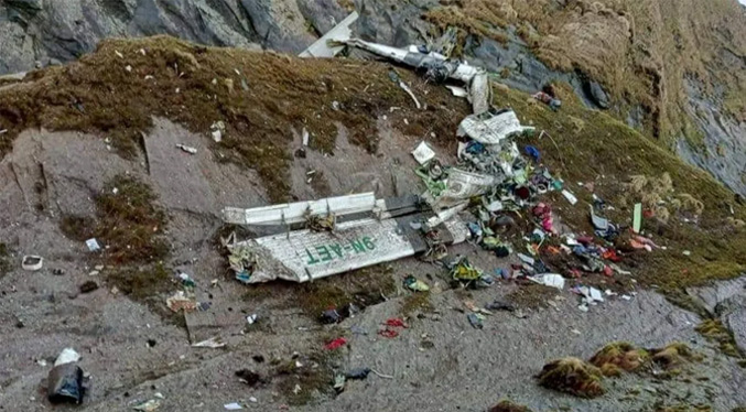 Encuentran los restos de 14 personas en el avión accidentado en Nepal