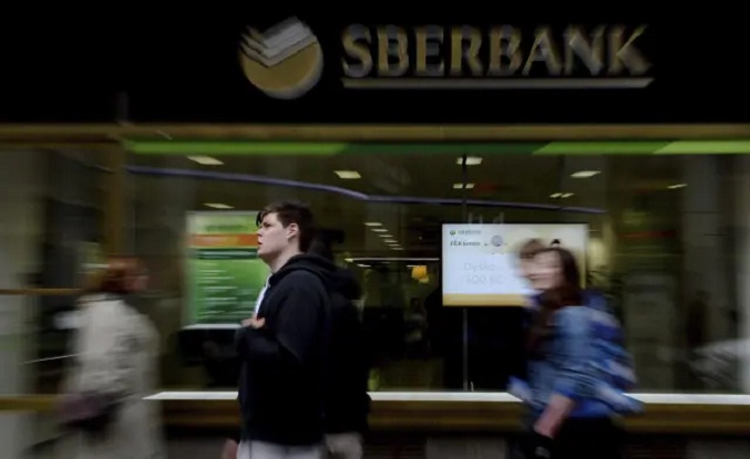 Unión Europea excluye al principal banco ruso del sistema Swift