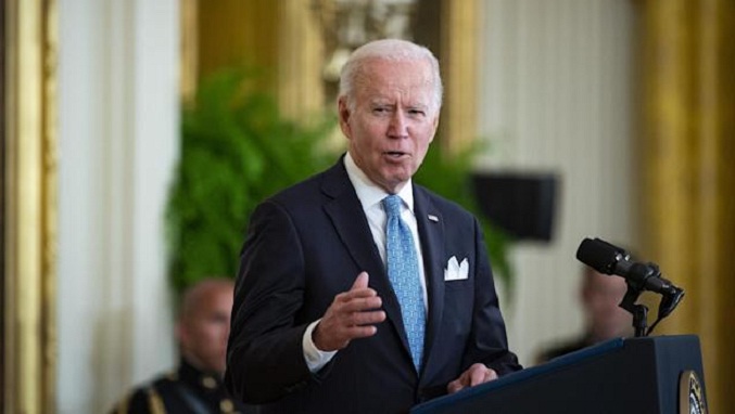Biden restablece los vuelos a Cuba y elimina los límites a las remesas