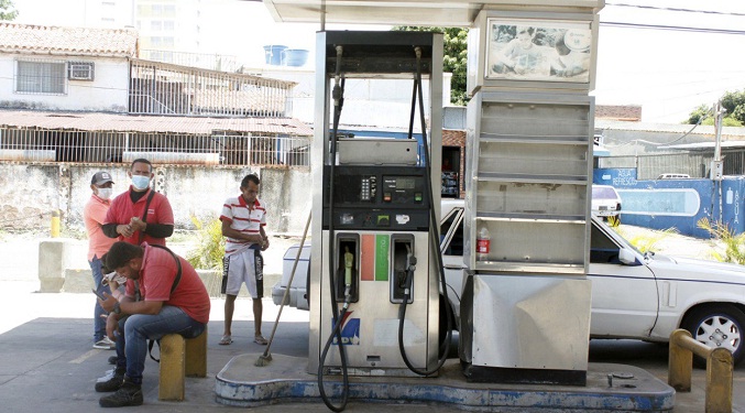 Surtido de combustible se “normaliza” en las bombas y ‘pimpineros’ venden a $ 0.80 el litro (Fotos)