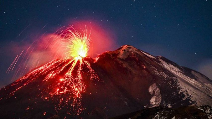 Erupción del Etna aumenta intensidad con coladas de lava y cenizas