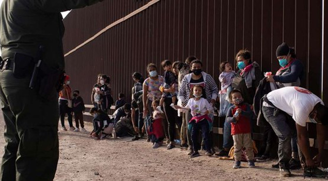 Un juez impide acabar con política de expulsión migratoria en la frontera de EEUU