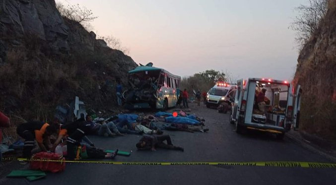 Al menos 13 muertos y 20 heridos en accidente de autobús en oeste de México