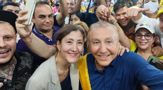 Íngrid Betancourt retira candidatura presidencial y apoya a Hernández