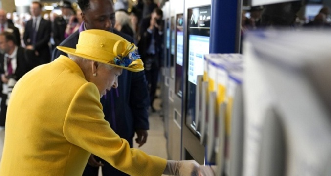 Isabel II visita por sorpresa la línea de metro con su nombre en Londres
