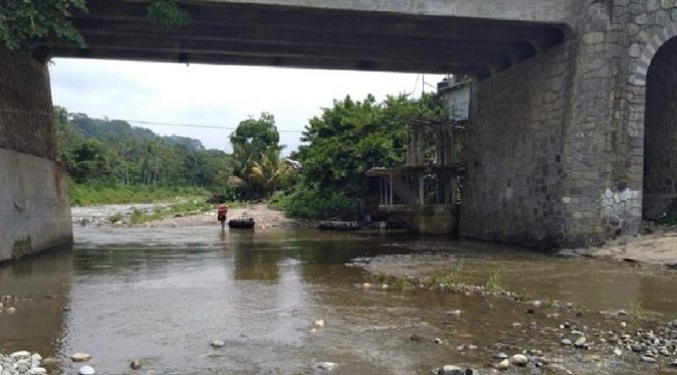 Migrante salvadoreño y su hijo mueren al cruzar un río entre Guatemala y México