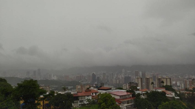 Onda tropical número uno se desplaza hacia el centro del país